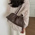 Sac à main bandoulière en cuir tressé marron foncé, élégant sac souple sous les bras. - Café