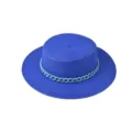 Nahaufnahme des stilvollen blauen Strohhutes mit einzigartigem Kettendekor im Sommer. - Kopfumfang 54-60cm / 12