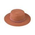 Nahaufnahme des stylischen Damen Sommer Strohhuts mit schicker rosa Kette und flacher Krempe. - Kopfumfang 54-60cm / 16