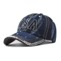 Vue détaillée d'une casquette en jean bleue avec lettres USA en strass et bord étincelant. - Réglable / USA Bleu Foncé