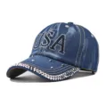 Vue détaillée de la casquette en jean bleu avec broderie brillante USA en strass et bord clouté. - Réglable / USA Bleu Clair