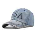 Casquette de baseball en denim lavé avec des lettres USA en strass et bordure cloutée. - Réglable / USA Denim Clair