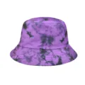 Gros plan détaillé du bob tie-dye violet montrant son motif unique et son tissu. - M (56-58cm) / Teinture-Lien Double Face 34