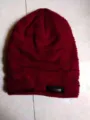 Bonnet en tricot bordeaux chapeau d'hiver chaud et côtelé avec une étiquette mode en métal. - Réglable / Bordeaux