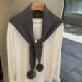 Detalle de bufanda triangular de punto gris, chal calado de lana con pompón de lujo. - Gris Oscuro