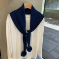 Bufanda triangular de punto azul oscuro con textura calada y bonitos pompones. - Azul Marino