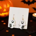Halloween Geist Ohrringe Detailansicht, niedlicher Emaille Anhänger auf weißer Schmuckkarte. - 26062818