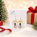Vue détaillée des boucles d'oreilles bonhomme de neige en cristal de Noël avec nœud. - Bonhomme de Neige Cristal Style 2