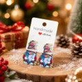 Gros-plan boucles d'oreilles lutin de Noël, jolies pendantes festives sur carte handmade - Lutin de Noël Style 1