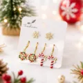 Vue détaillée de l'ensemble de boucles d'oreilles de Noël avec motifs flocon et canne. - Ensemble de Noël Style 4
