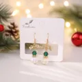 Gros plan de boucles d'oreilles de bonhomme de neige de Noël avec un joli nœud doré. - Bonhomme de Neige Cristal Style 1