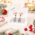 Gros plan détaillé des boucles d'oreilles sapin de Noël en verre avec un nœud doré. - Sapin de Noël en Verre Style 5