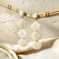 Böhmische dreischichtige Raffia Ohrringe, handgefertigte geflochtene Fächer Ohrhänger Damen. - Gebrochenes Weiß