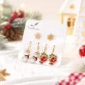 Gros plan sur cet ensemble de boucles doreilles de Noël avec des bonhommes de neige. - Ensemble de Noël Style 3