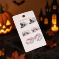 Gedetailleerd overzicht van Halloween acryl oorbellen met schedel en heksenhoed motief. - 25080401-6