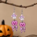 Detailansicht von süßen Halloween Geist und rosa Kürbis Acryl Ohrringen am Zweig hängend. - 25080403-6
