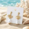Oorbellen met schelp en zeester in strandvakantie stijl, detailopname van sieraden. - Schelp Zeester Parel Stijl