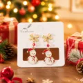 Détail des boucles d'oreilles bonhomme de neige de Noël avec nœud doré et design festif. - Sapin de Noël Rouge Style 4