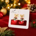 Vue de détail des jolies boucles d'oreilles chaussette de Noël, bijoux émaillés. - Sapin de Noël Rouge Style 5