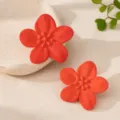 Rote matte Ohrstecker mit fünfblättrigen Blumen, elegantes florales Design für Feiertagsfeste. - Rot