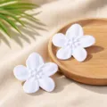 Weiße Ohrstecker in fünfblättriger Blumenform mit filigranem Texturdesign für Damen. - Weiß