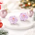 Weihnachts Blumen Ohrstecker mit süßem Weihnachtsmann Design, festlicher Schmuck. - Helllila Weihnachtsmann