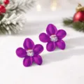 Nahaufnahme Detail violette Blumen Ohrstecker mit niedlichem Weihnachts Weihnachtsmann Design. - Lila Weihnachtgnom
