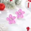 Nahaufnahme rosafarbener Blumenohrringe mit süßem Weihnachtsmann im festlichen Winterdesign. - Rosa Weihnachtsmann