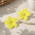 Nahaufnahme Detailansicht der leuchtend gelben Blumenohrstöcke auf einem Steinteller. - Gelb