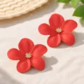 Rote blumen ohrstecker mit goldenen stempel design, schicker blumiger modeschmuck für frauen. - Rot