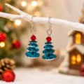 Vue détaillée des boucles d'oreilles sapin de Noël en cristal, bijoux festifs. - Boucles d'oreilles bleu-vert