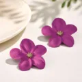 Detailansicht der lila Blumen Ohrstecker, schickes florales Schmuckdesign mit Metallmitte. - Lila