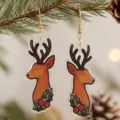 Pendientes de acrílico de reno navideño con bayas de acebo y ganchos dorados. - Alce (26083002)