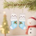 Pendientes colgantes de acrílico de calcetín de gato de Navidad, joyas de fiesta de invierno lindas. - Gatito en Calcetín de Navidad (26083004)