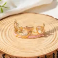 Bracelet jonc ouvert doré avec design de sirène, coquillage et perle pour les vacances d'été. - Rose
