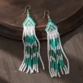 Orecchini pendenti con frange di perline turchesi e bianche in stile bohémien etnico. - Verde e Bianco