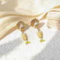 Pendientes colgantes de concha dorada y pez de esmalte amarillo para vacaciones de verano - Pescado Pequeño - Amarillo