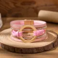 Bracelet rose en cuir PU multicouche avec strass, anneau en métal doré et fermoir aimanté. - Rose