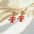 Pendientes estilo marino con concha dorada y coral rojo para tus vacaciones de verano. - Coral - Rojo