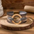 Bracelet en cuir multicouche avec strass, perles métalliques et fermoir anneau doré. - Gris