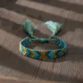 Etnische retro geweven stoffen armband met kleurrijk chevronpatroon en verstelbare kwastjes - 22112528