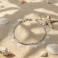 Chaîne de cheville argentée double couche avec pendentif smiley, bijoux de plage. - Visage souriant / Argent