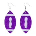 Lila glitzernde Football Leder Ohrringe, stilvolles Tropfendesign für Sportfans und Alltag. - Lila