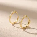 Élégantes boucles d'oreilles créoles huggie en zircons plaqués or 14k, éclatantes et chic. - Style (22091802)