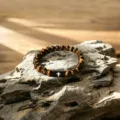 Stijlvolle heren kralenarmband van natuurlijke tijgerogen steen met een zwart kruis. - Stijl 5