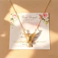 Elegante collana con ciondolo a bouquet di fiori, catena dorata fine e carta di presentazione. - Collana (Con Cartolina) / oro lucido