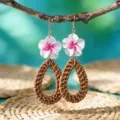 Εκπληκτικά boho σκουλαρίκια παραλίας με πλεχτά rattan δάκρυα και γλυκά λουλούδια πλουμέριας. - Στυλ 3