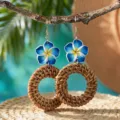 Handgemaakte blauwe plumeria bloem en geweven rattan ronde vakantie hangende oorbellen. - Stijl 6