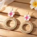 Handgemaakte stro geweven ronde oorbellen met hars roze bloem, boho vakantie stijl. - Stijl 8
