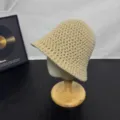 Gedetailleerd close-up van de beige gebreide bucket hat met fijne gehaakte textuur. - M (56-58cm) / Khaki